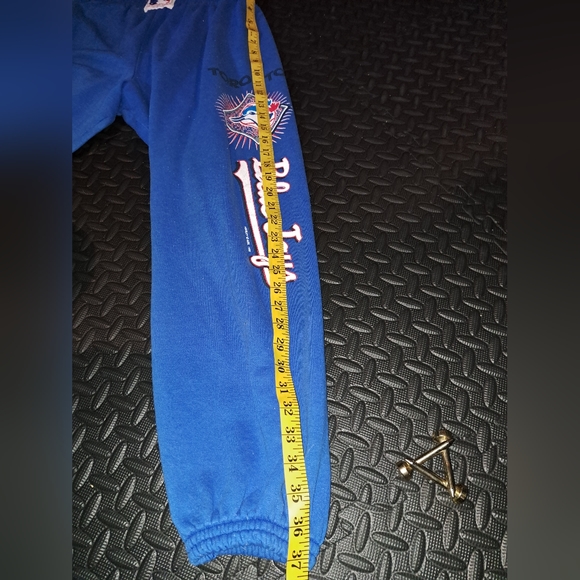 *read* Vintage 92 Toronto Blue Jays sweat pants - Picture 5 of 14